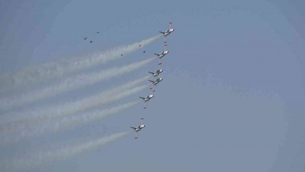 Türk Yıldızları, Van Gölü semalarında nefes kesti