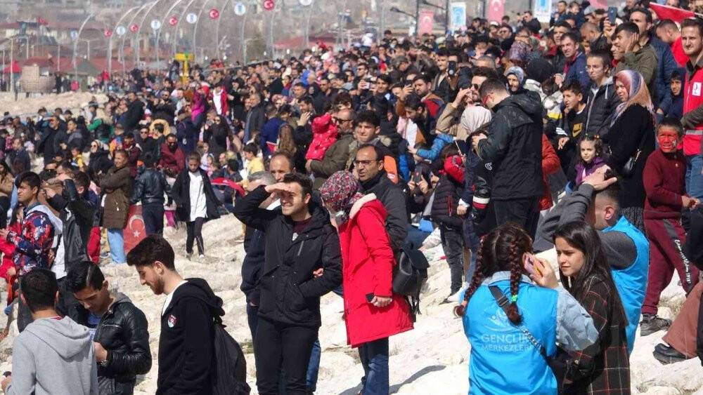 Türk Yıldızları, Van Gölü semalarında nefes kesti