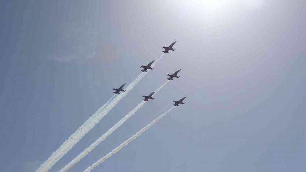 Türk Yıldızları, Van Gölü semalarında nefes kesti