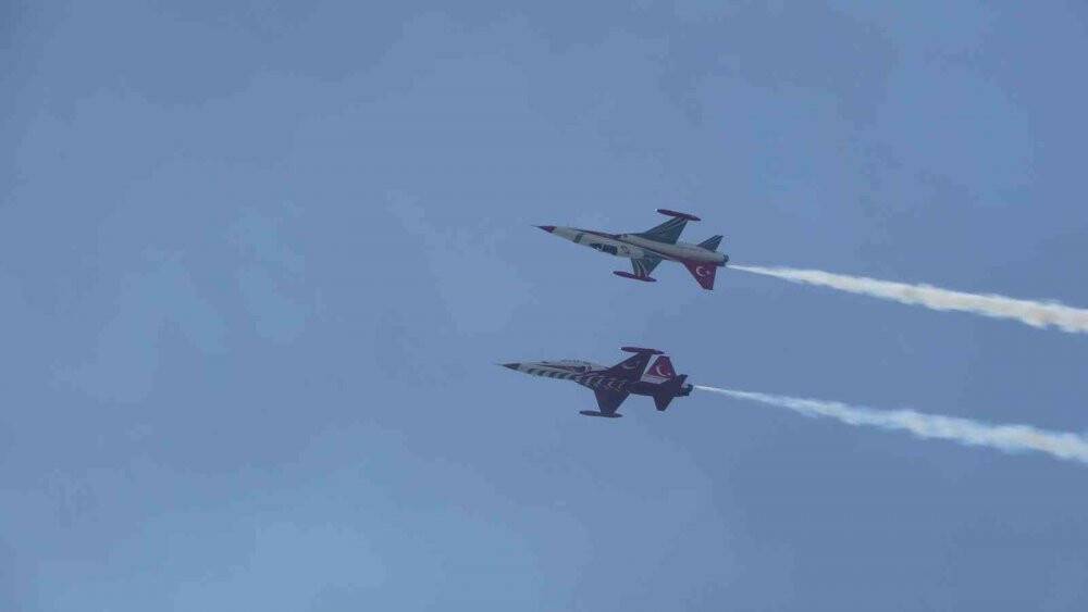 Türk Yıldızları, Van Gölü semalarında nefes kesti