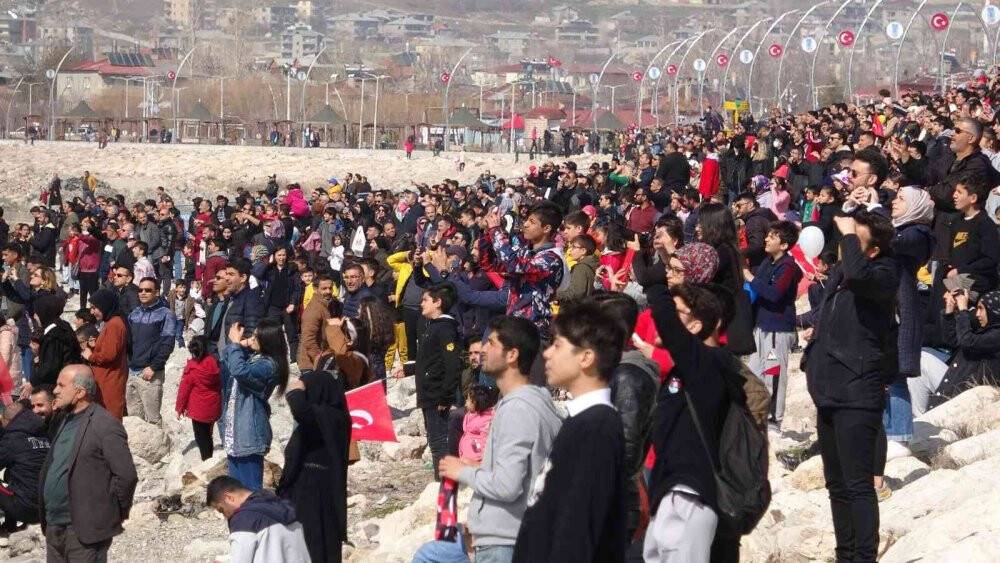 Türk Yıldızları, Van Gölü semalarında nefes kesti