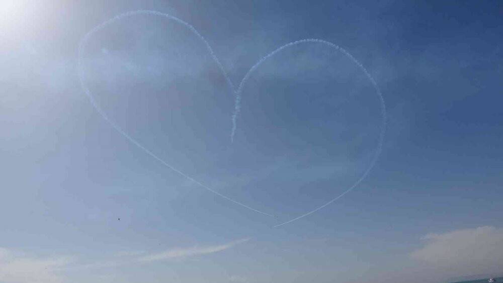 Türk Yıldızları, Van Gölü semalarında nefes kesti