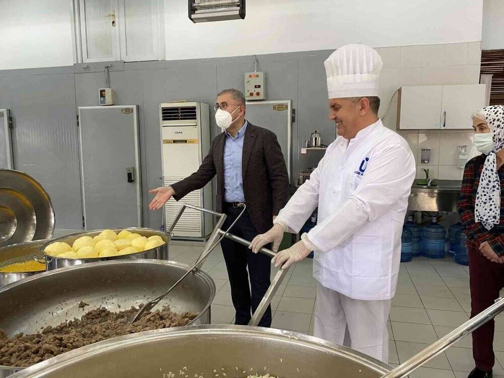 Üsküdar’da dev kazanlar ihtiyaç sahipleri için kaynıyor