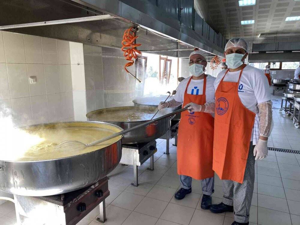 Üsküdar’da dev kazanlar ihtiyaç sahipleri için kaynıyor