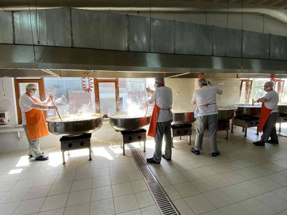 Üsküdar’da dev kazanlar ihtiyaç sahipleri için kaynıyor