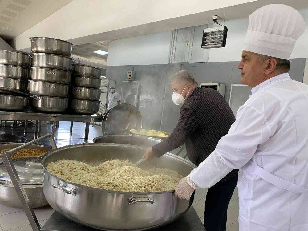 Üsküdar’da dev kazanlar ihtiyaç sahipleri için kaynıyor