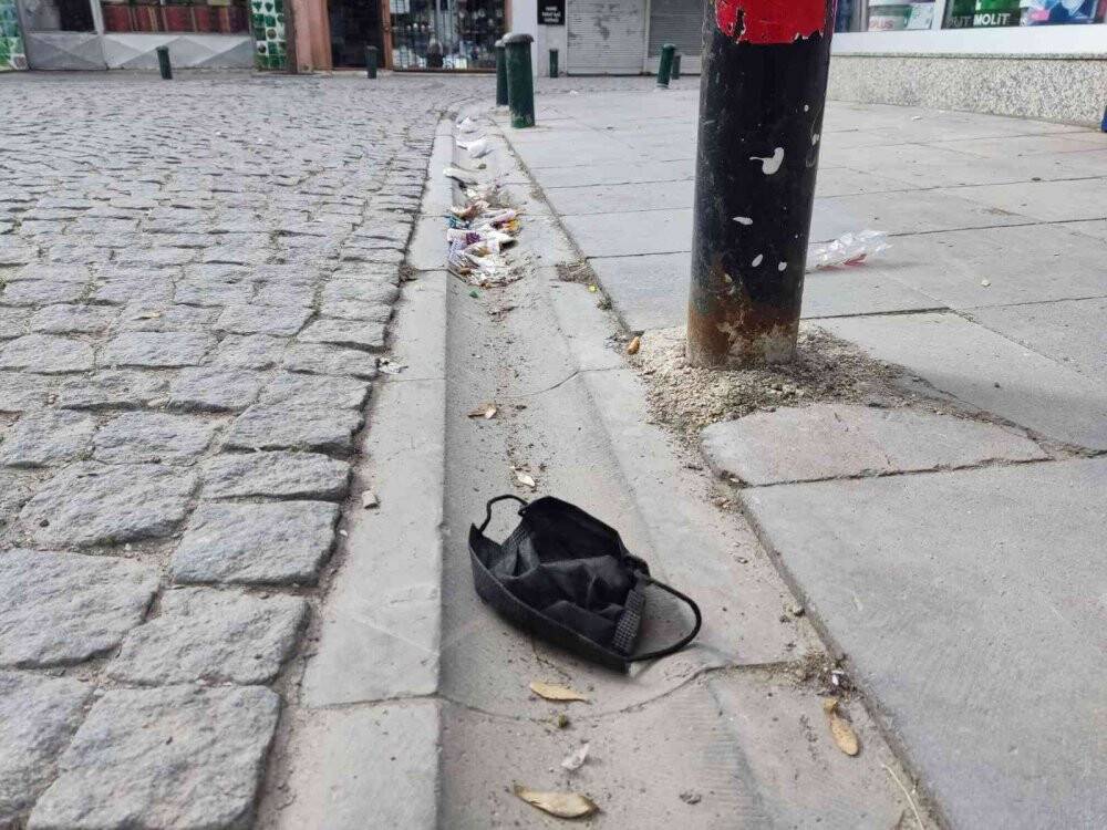 Şiddetli rüzgar çöpleri sokaklara saçtı