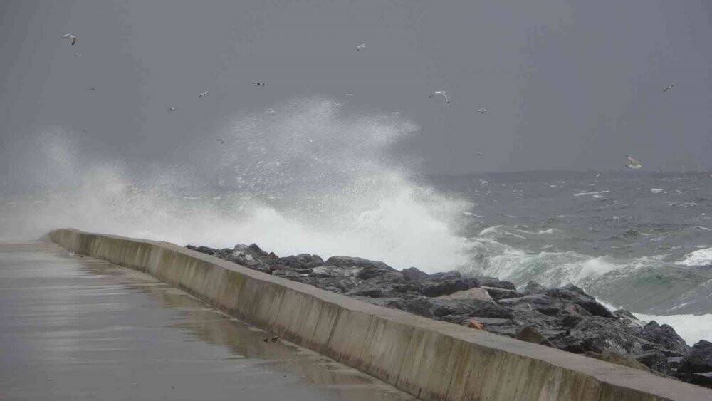 Vatandaşlar şiddetli dalgalarla fotoğraf çekindi