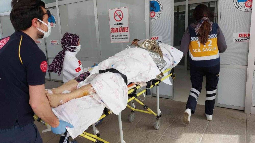 Yaktığı ateşin içine düşerek ağır yaralandı