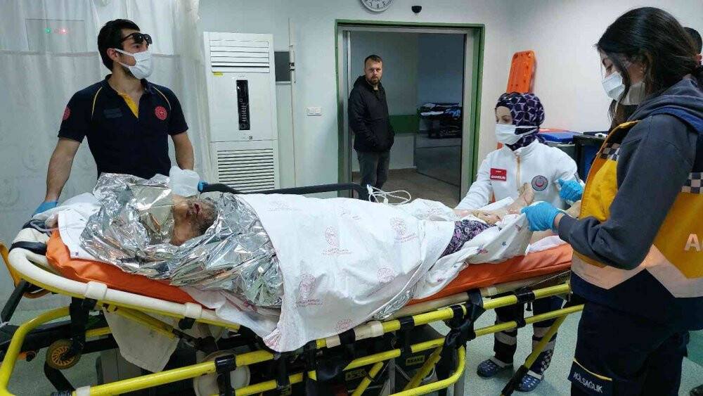 Yaktığı ateşin içine düşerek ağır yaralandı