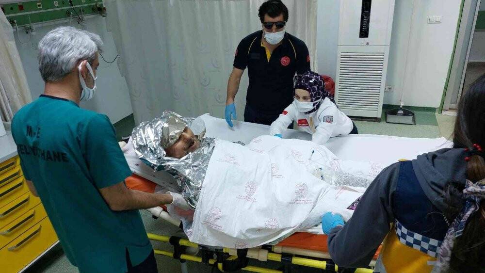 Yaktığı ateşin içine düşerek ağır yaralandı