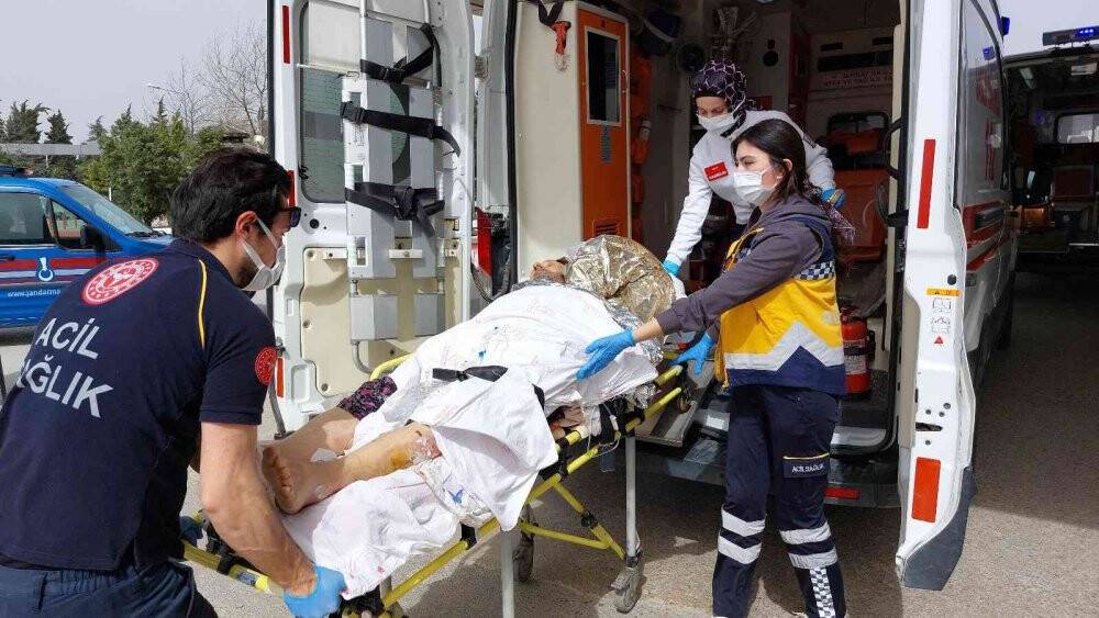 Yaktığı ateşin içine düşerek ağır yaralandı