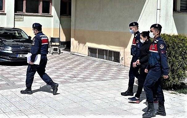 Yaşlıları uyutup soyan kadın battaniyenin içinden çıktı