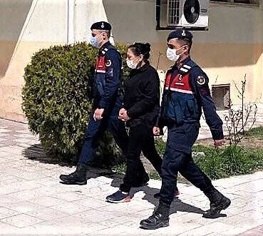 Yaşlıları uyutup soyan kadın battaniyenin içinden çıktı