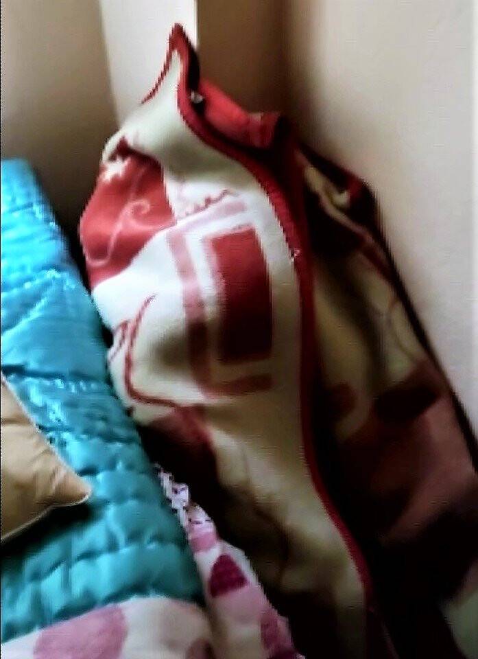 Yaşlıları uyutup soyan kadın battaniyenin içinden çıktı