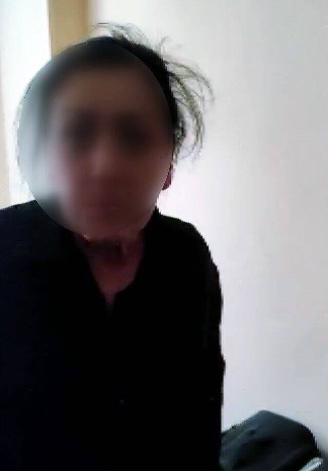 Yaşlıları uyutup soyan kadın battaniyenin içinden çıktı