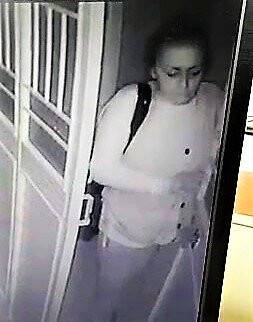 Yaşlıları uyutup soyan kadın battaniyenin içinden çıktı