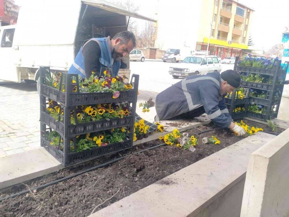 Çiçeklerle donatılan Bünyan, rengarenk oldu