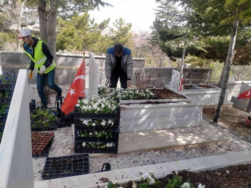 Çiçeklerle donatılan Bünyan, rengarenk oldu