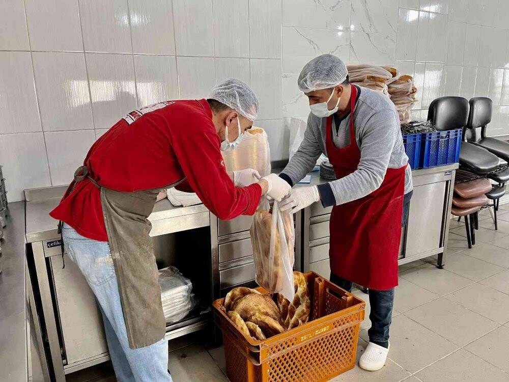 Kızılay Ağrı Şubesi’nden her gün 4 bin 500 kişiye sıcak yemek