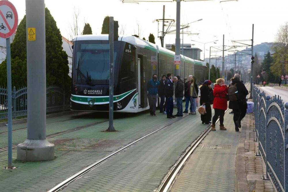 Otomobilin çarptığı aydınlatma direği tramvay enerji hattının üzerine devrildi