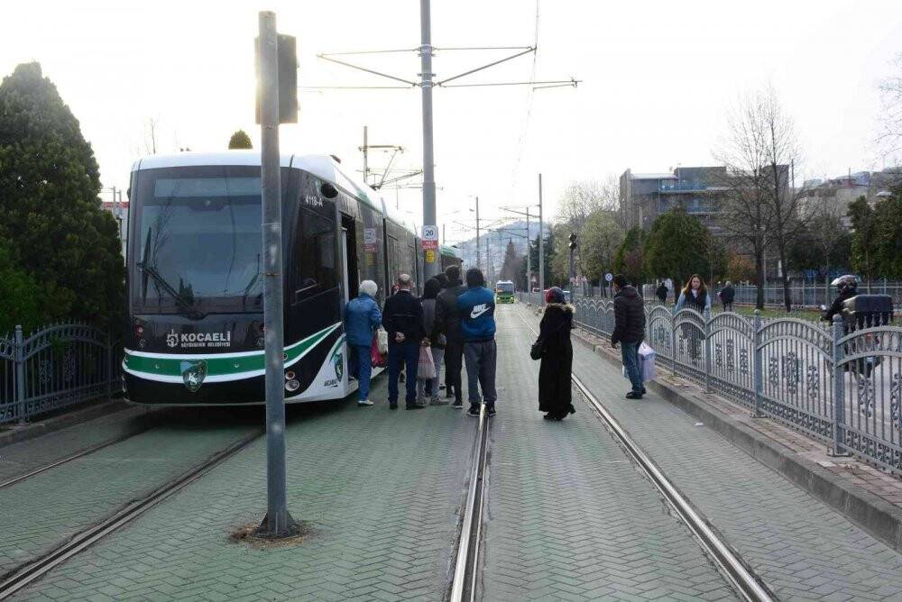 Otomobilin çarptığı aydınlatma direği tramvay enerji hattının üzerine devrildi