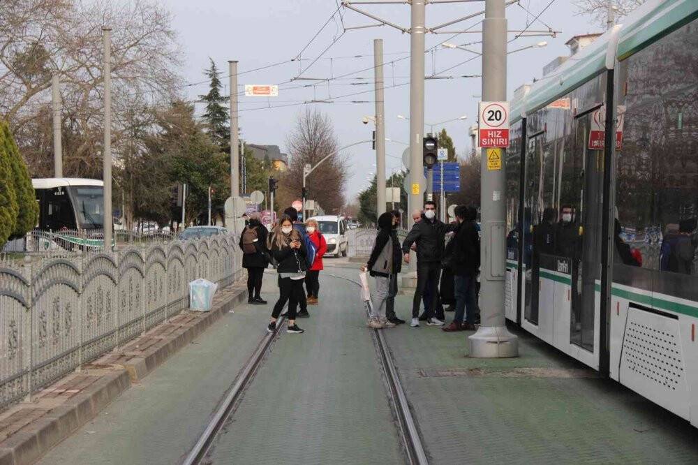 Otomobilin çarptığı aydınlatma direği tramvay enerji hattının üzerine devrildi