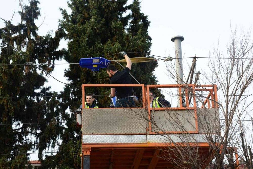 Otomobilin çarptığı aydınlatma direği tramvay enerji hattının üzerine devrildi