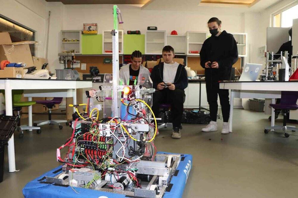 Robot tasarlayan lise öğrencileri Amerika’da yarışacak