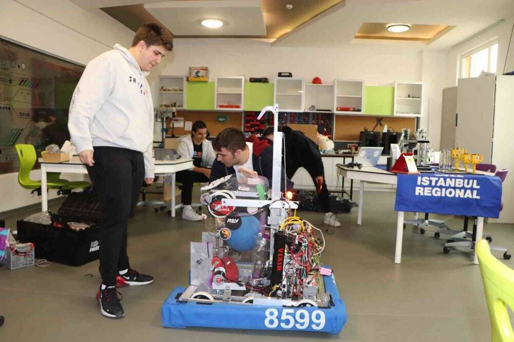 Robot tasarlayan lise öğrencileri Amerika’da yarışacak