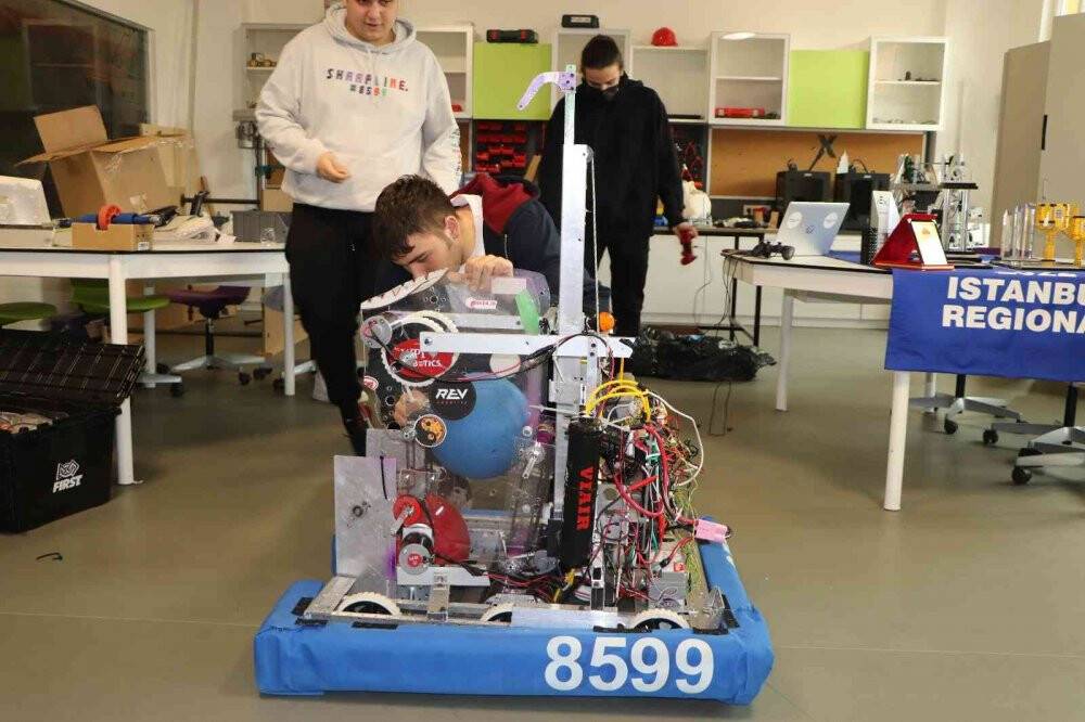 Robot tasarlayan lise öğrencileri Amerika’da yarışacak