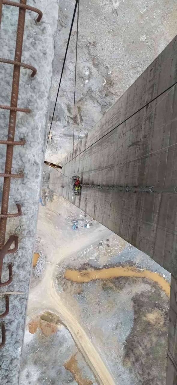 Viyadük inşaatında asansörde mahsur kalan işçileri itfaiye kurtardı