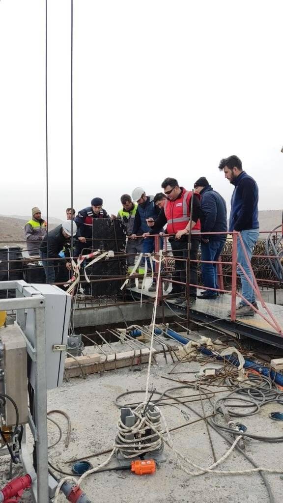 Viyadük inşaatında asansörde mahsur kalan işçileri itfaiye kurtardı