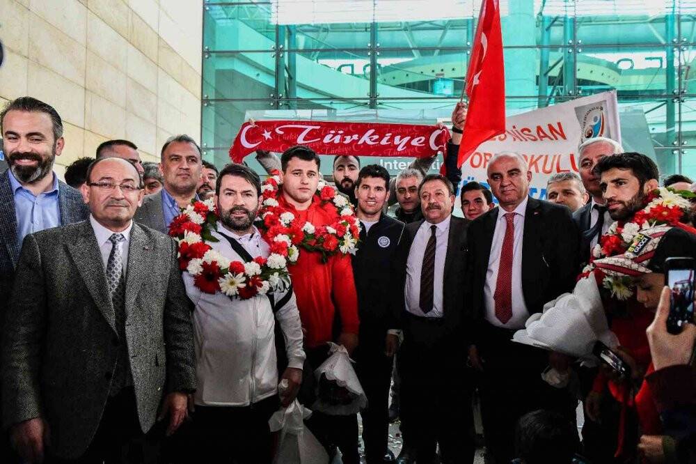 Avrupa Şampiyonları Kayaalp ve Fırat’a Türk bayraklı karşılama