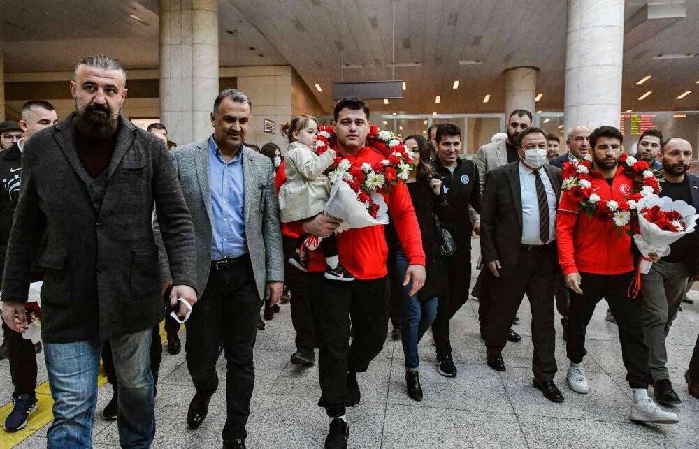 Avrupa Şampiyonları Kayaalp ve Fırat’a Türk bayraklı karşılama