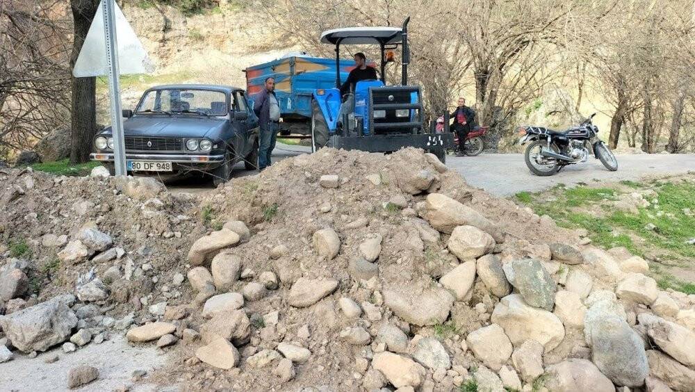 Heyelan nedeniyle kapanan yollarının açılmasını istiyorlar