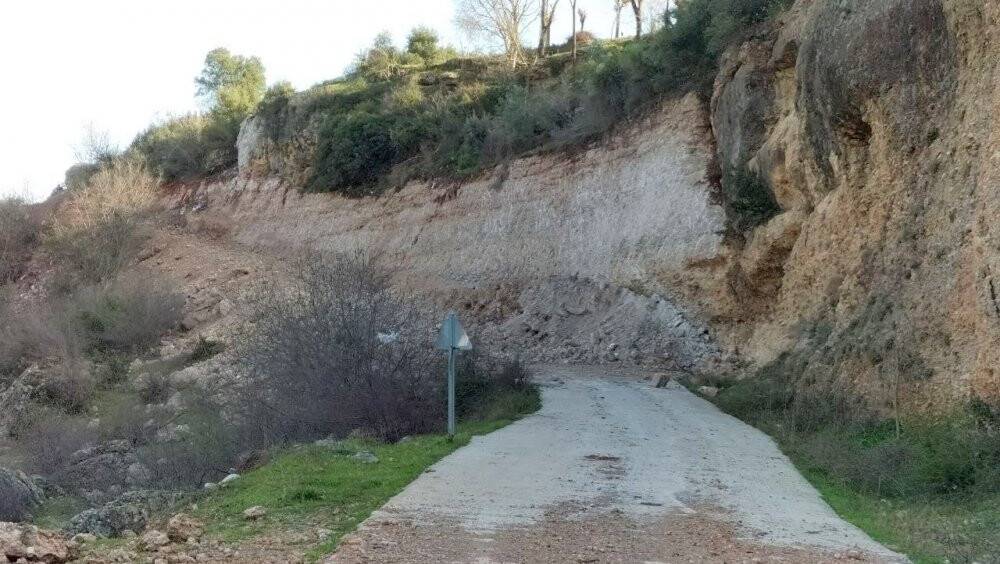 Heyelan nedeniyle kapanan yollarının açılmasını istiyorlar