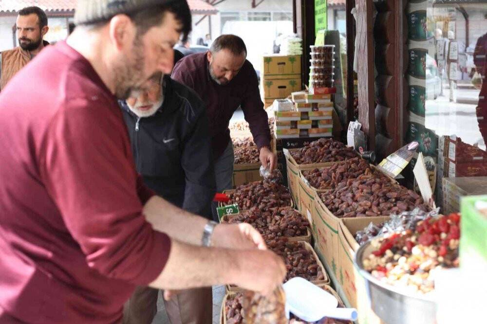 İftar sofralarının vazgeçilmezi hurma ilgi görüyor