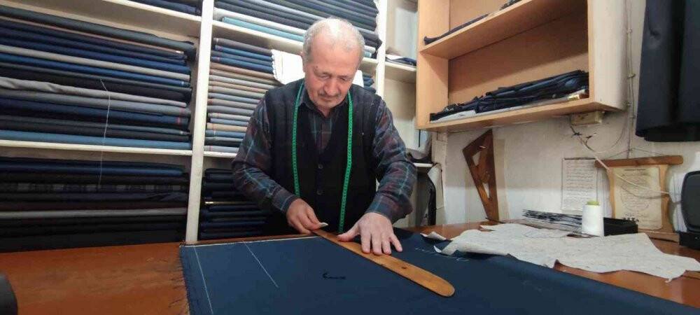 90 yıllık iş yerinde 49 yıldır çalışıyor