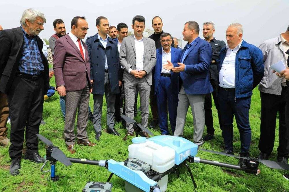 Çiftçiye droneli ilaçlama desteği
