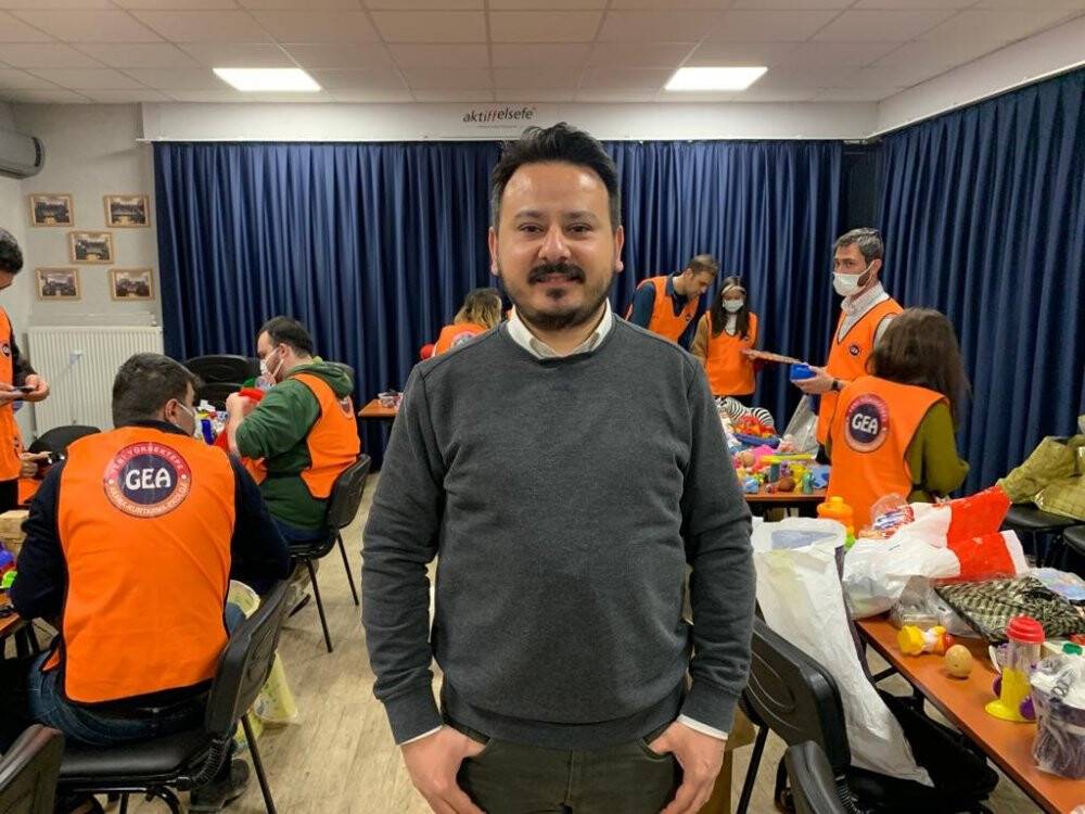 Eski oyuncakları tamir ederek çocukların yüzlerini güldürüyorlar