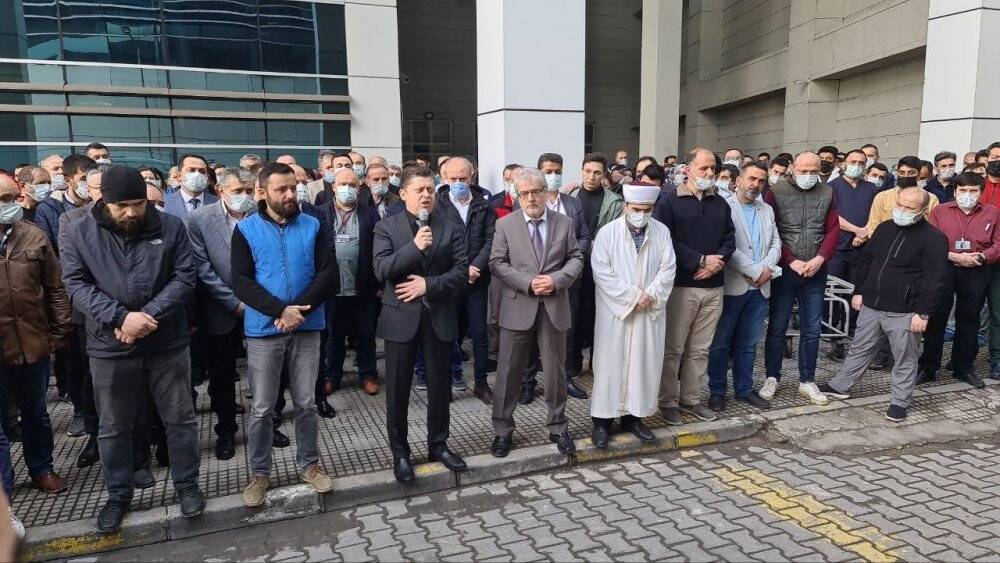 Hayatını kaybeden hastane çalışanına gözyaşlarıyla veda ettiler