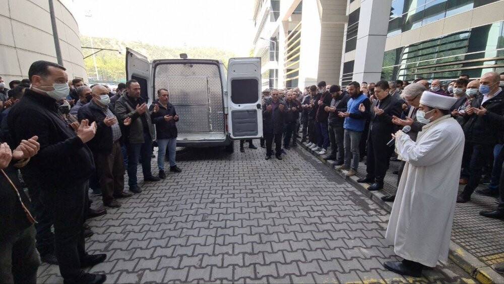 Hayatını kaybeden hastane çalışanına gözyaşlarıyla veda ettiler