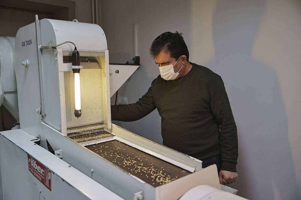 aa-20220407-27493207-27493201-gen-bankasindaki-tohumlar-tarimda-yerli-ve-milli-uretimin-guvencesi.jpg