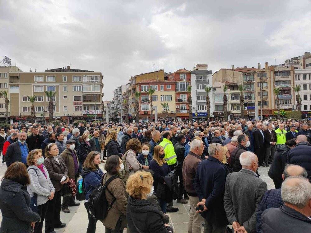Çanakkale’de görevden uzaklaştırılan belediye başkan yardımcısı için eylem