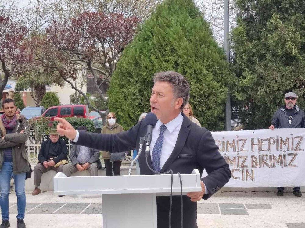 Çanakkale’de görevden uzaklaştırılan belediye başkan yardımcısı için eylem