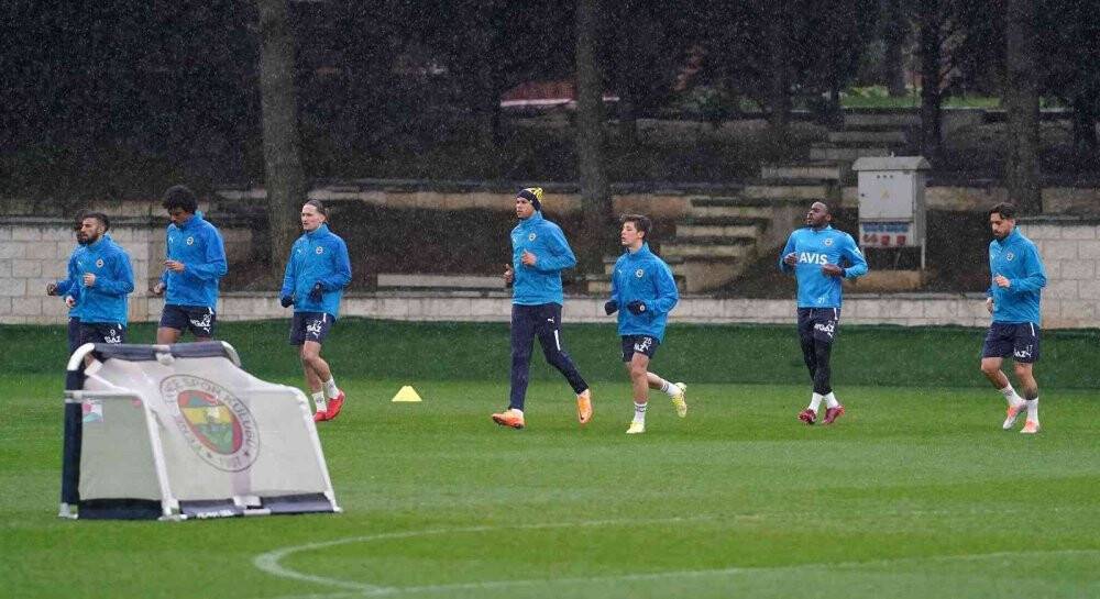 Fenerbahçe, Galatasaray derbisine yağmur altında çalıştı