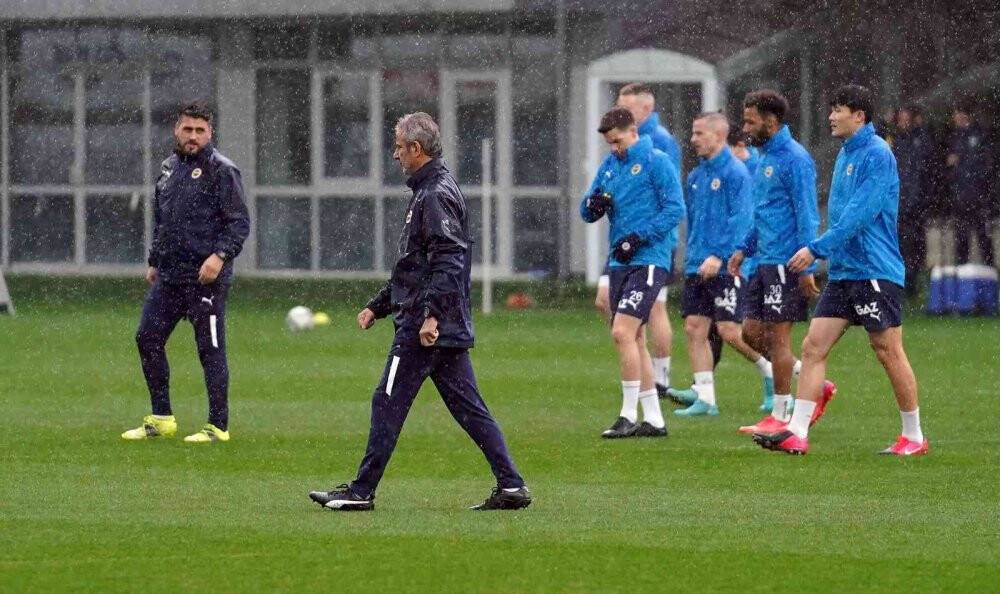 Fenerbahçe, Galatasaray derbisine yağmur altında çalıştı