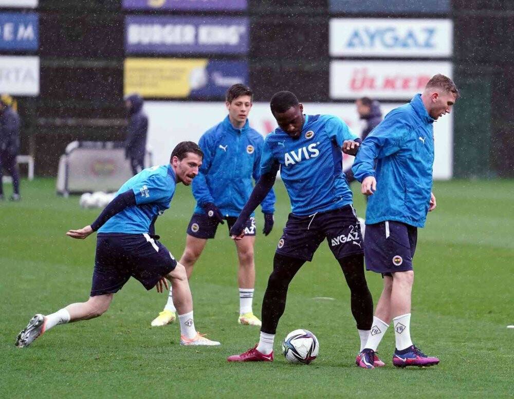 Fenerbahçe, Galatasaray derbisine yağmur altında çalıştı