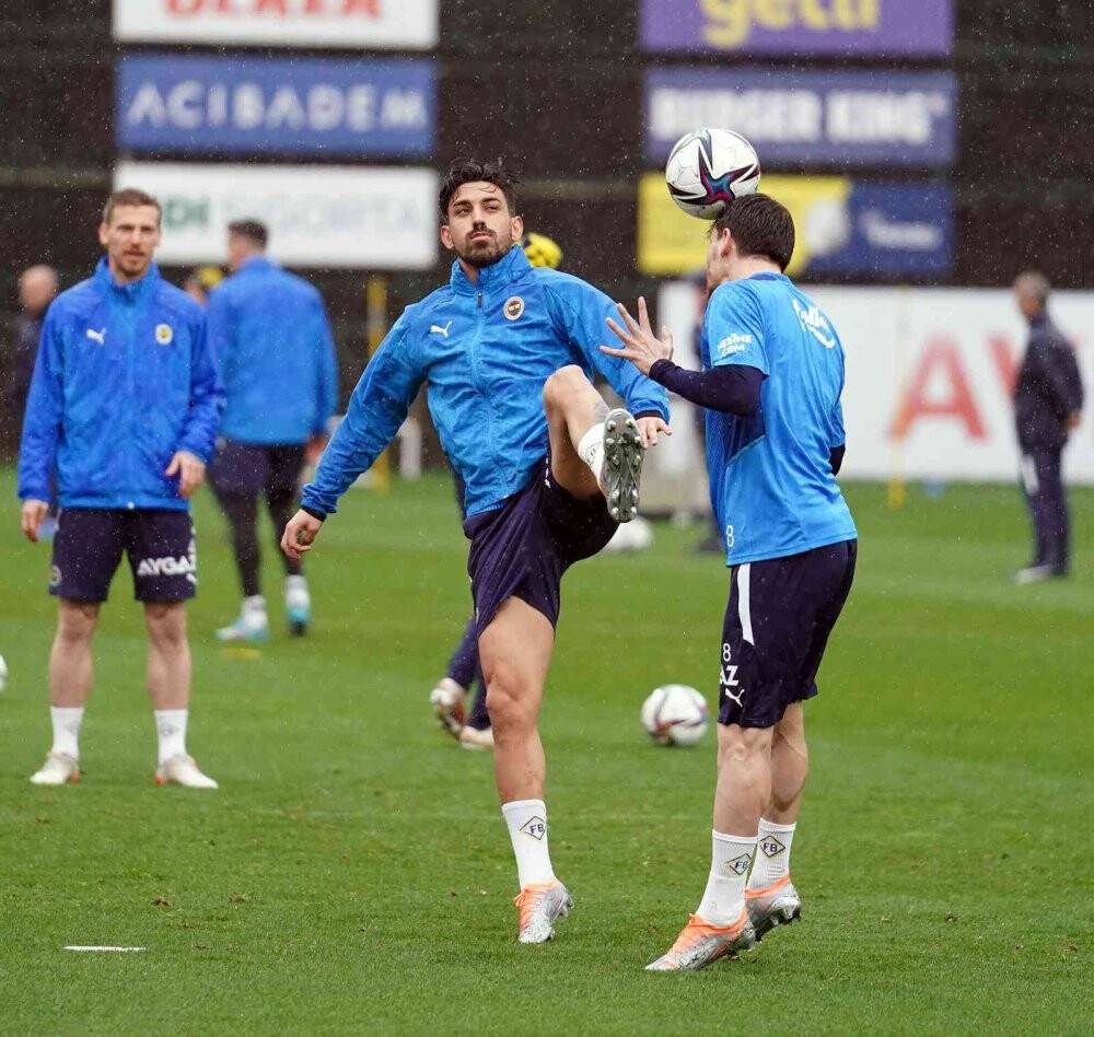 Fenerbahçe, Galatasaray derbisine yağmur altında çalıştı